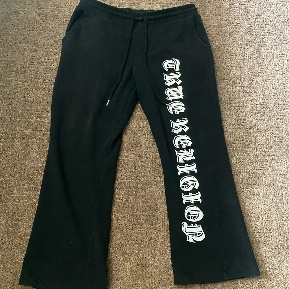 FLOCKED LOGO STACKED SWEAT
PANT - Black | True Religion - Picture 2 of 6